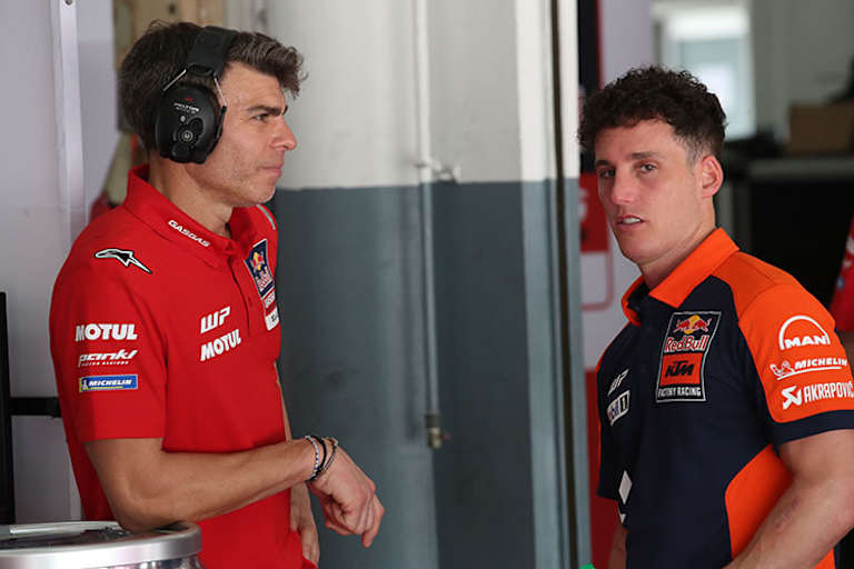 Pol Espargaró mit GASGAS Tech3 Teammanager Nicolas Goyon.