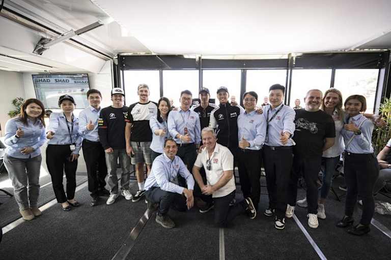 Ein Foto mit allen Fahrern