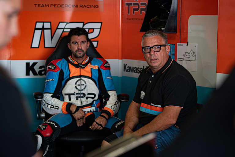 Teamchef Lucio Pedercini (re.) mit Isaac Vinales