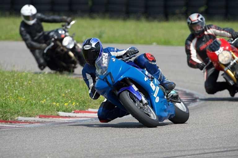 Bei Plüss Motosport haben die Einsteiger ihre eigenen Turns von 20 Minuten Dauer