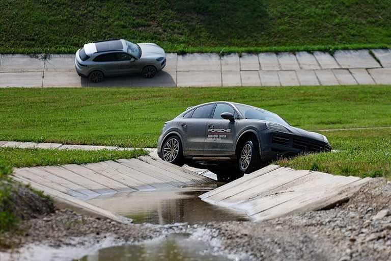 Unterschiedliche Strecken bis hin zu Geländehindernissen können befahren werden