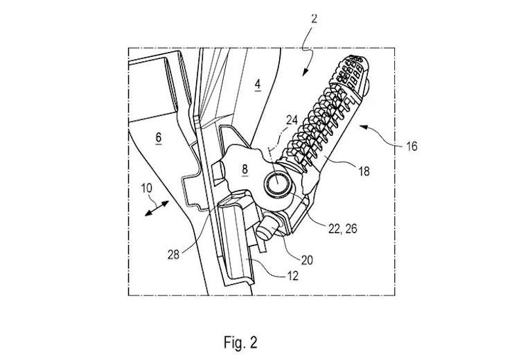 Wird die Fusstaste hochgeklappt, wird der Nocken (20) aus der Verzahnung genommen und die Raste ist in der Schiene frei beweglich