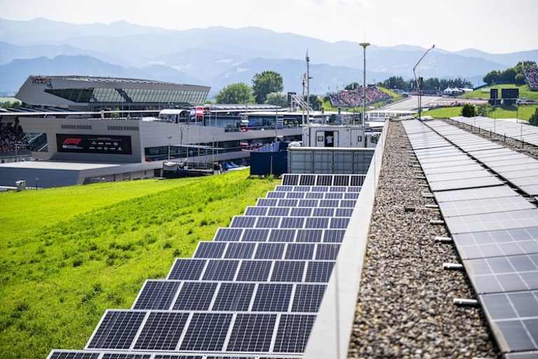 Die Photovoltaik-Anlage erstreckt sich über mehrere Gebäude