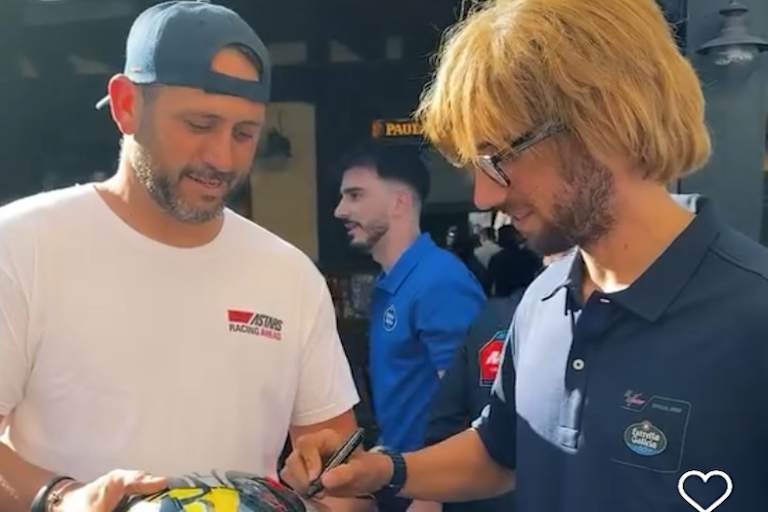 Fleißiges Autogramme schreiben nach der Enttarnung