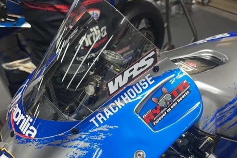 Auf den Aprilia waren Sticker zum Gedenken an Ryota Haga angebracht