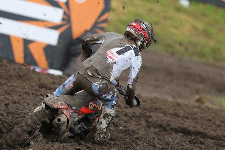 Vom Schlammbad gezeichneter Jeremy Seewer