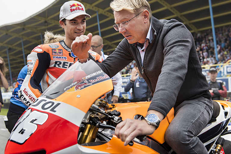 Wenn F1 auf MotoGP trifft: Dani Pedrosa zeigt Doppelweltmeister Mika Häkkinen seine Honda.