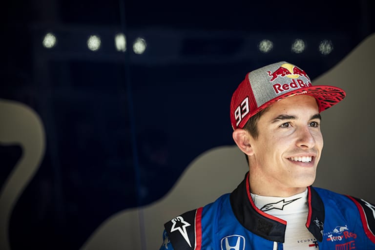 Wenn MotoGP auf F1 trifft: Marc Marquez durfte 2018 das Auto von Toro Rosso testen.