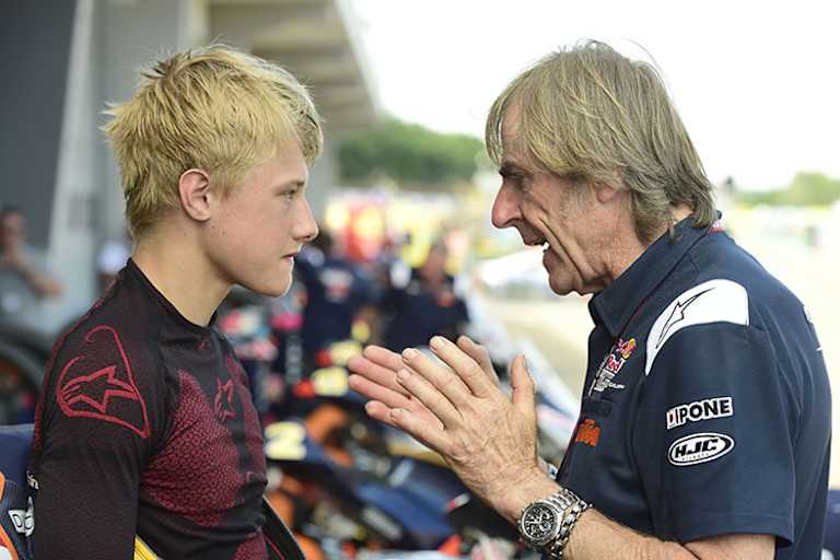 Gustl Auinger im Gespräch mit Red Bull Rookie Jakob Rosenthaler