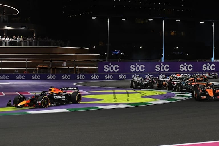 Um diese Szene geht es: Max Verstappen verlässt die Strecke, weicht Oscar Piastri aus