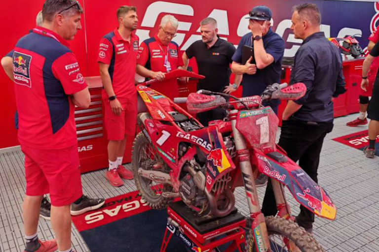 Krisensitzung mit Jonas und Smets (re.), Teammitgliedern sowie Tillerqvist und de Carli jr. (4. und 5. v. re.)