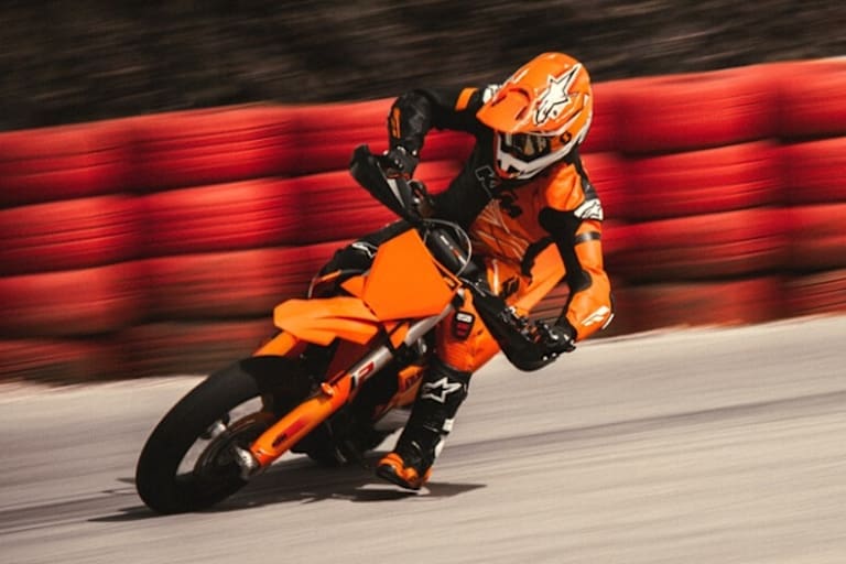 Für geschmeidige Anbremsdrifts ist unter anderem der Rahmenflex geändert