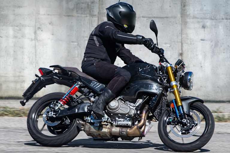 Der Prototyp der neuen Moto Guzzi mit Reihentwin