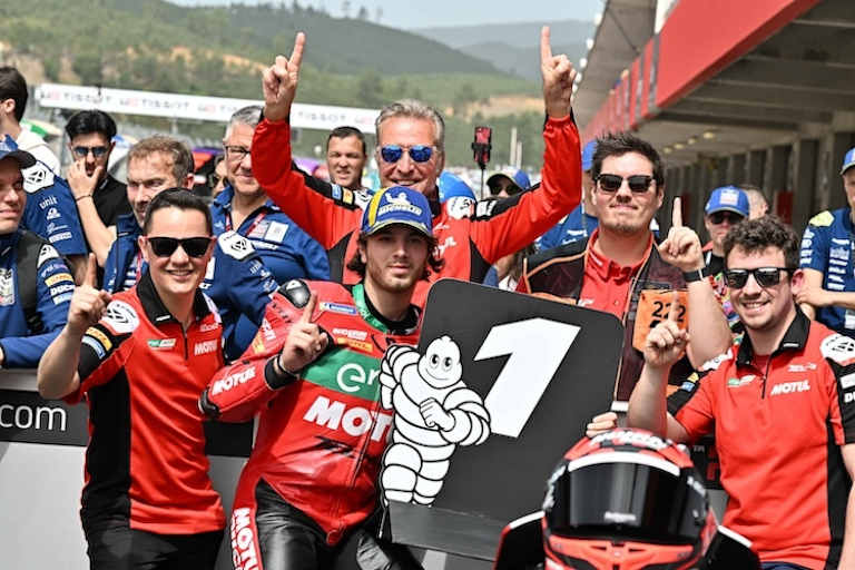 Jubel bei Hérve Poncheral und seinem Tech3-E-Team um Sieger Spinelli