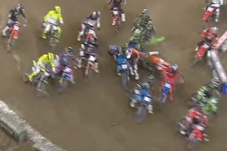 Tom Vialle stürzt in der ersten Kurve