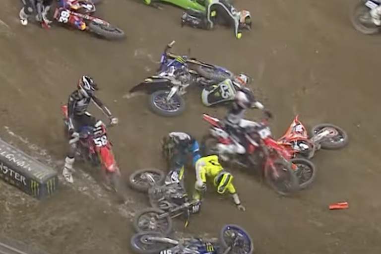 Der Crash nach dem Start ins 250er Finale