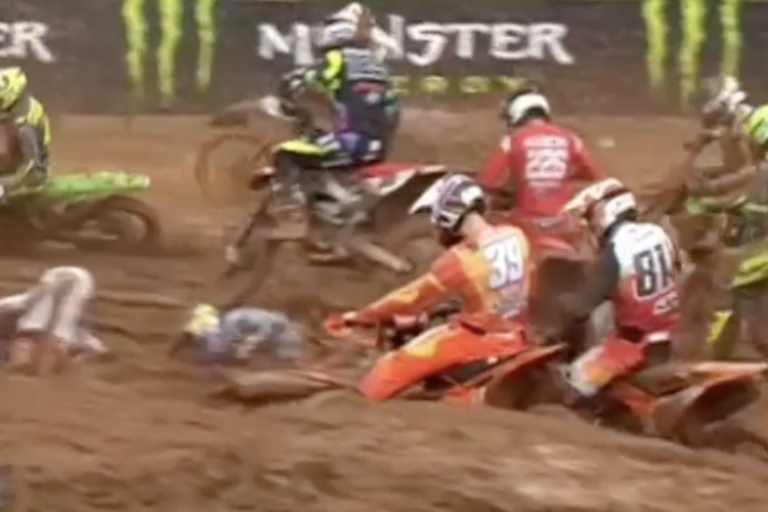 Nach dem Start kam es zu einem Massencrash