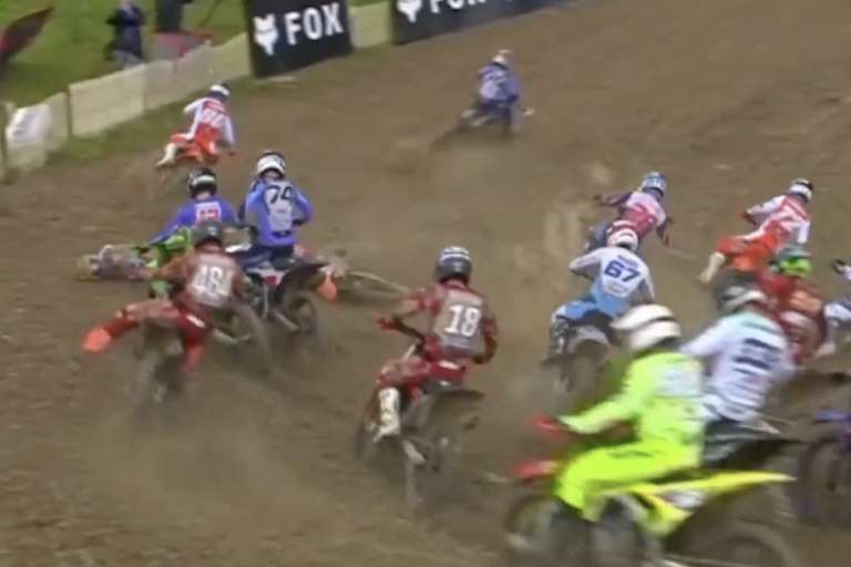 Crash in der ersten Kurve nach dem Start