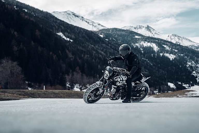 Andere testen in der Klimakammer, Husqvarna quälte den Prototypen der  Svartpilen 801 unter winterlichen Bedingungen 