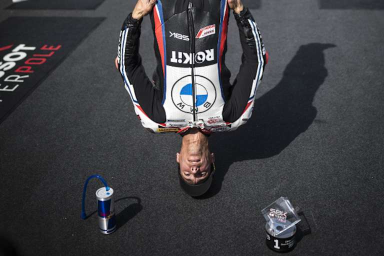 Seine Pole-Position in Barcelona feierte Toprak mit einem Kopfstand