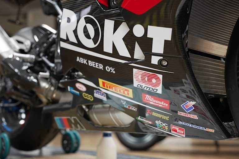 An der BMW MRR WSBK Champions Edition 2024 sind alle Sponsorenkleber der Werksmaschine an ihrem Platz