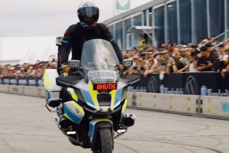 Toprak auf einem BMW-Polizeimotorrad