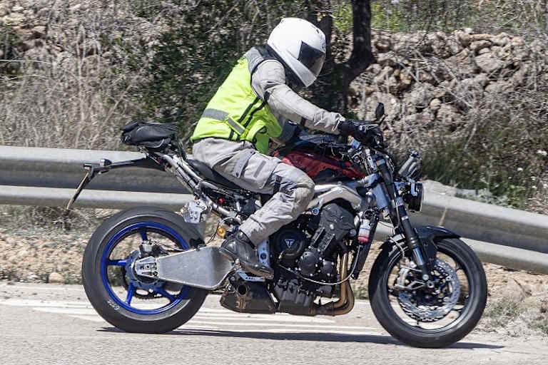 Unterhalb des Tanks sind ungenutzte Befestigungspunkte zu sehen - für die Verkleidung einer Supersport-Varinate?