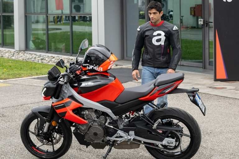 Der Weltmeister mit der Aprilia Tuono 457