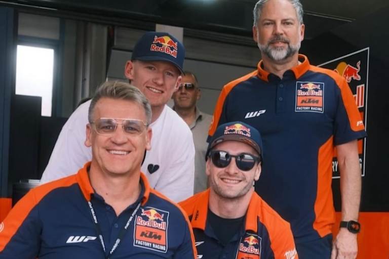 Jeffrey Herlings und Kay de Wolf mit Pit Beirer