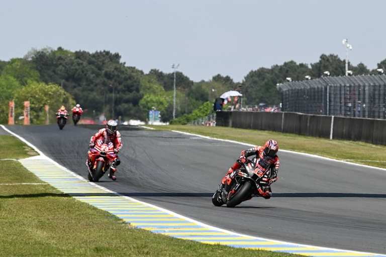 Maverick Vinales sichert den letzten Podestplatz gegen Enea Bastianini ab