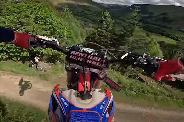 Jetzt muss es passen: Nach dem Absprung von der Rampe im Landeanflug auf die Schneise im Wald