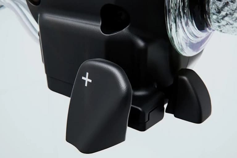 Schalttasten, zu bedienen mit Zeigefinger oder Daumen - ähnlich der Betätigung einer Fahrrradschaltung