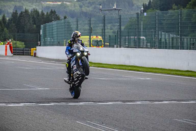 Canepa kreuzte die Ziellinie mit einem mächtigen Wheelie