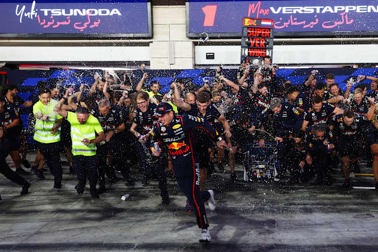 Die Red Bull Racing-Mannschaft feiert in Katar den Sieg von Max Verstappen