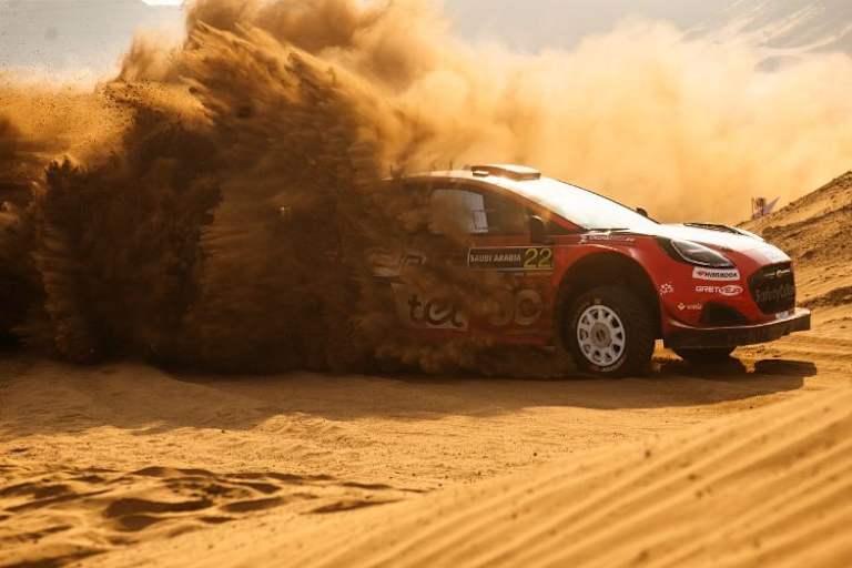 Ford-Fahrer Martins Seks wirbelte mächtig Staub auf