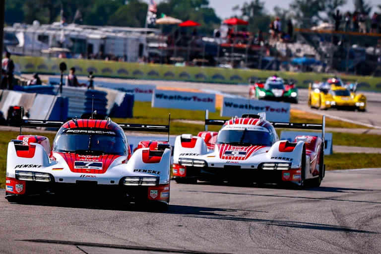 Die beiden Werks-Porsche 963 aus der IMSA