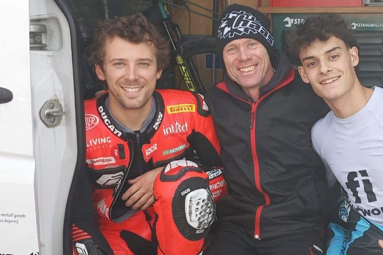 Philipp und Peter Öttl mit Intact-Neuzugang David Almansa