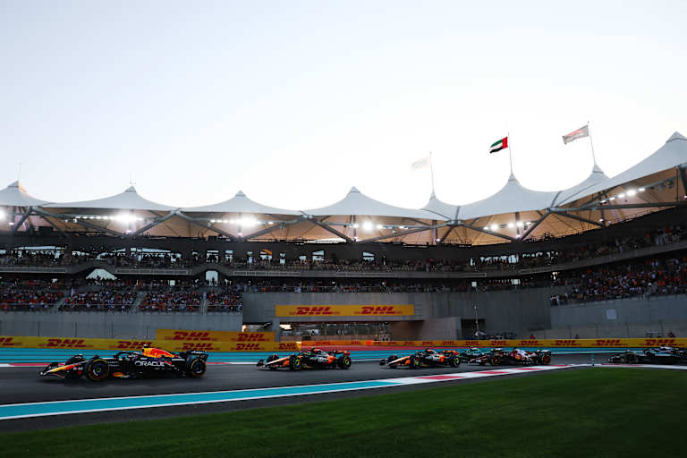 Kurz nach dem Start zum Grossen Preis von Abu Dhabi