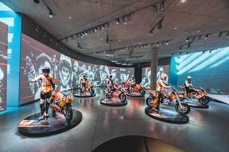 Im KTM-Museum sind 28 Weltmeister mit ihren Bikes zu sehen