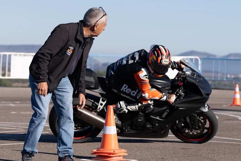 Maverick Vinales beim Training mit Chicho Lorenzo