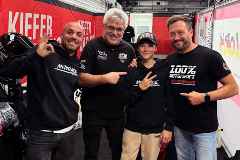 Jochen Kiefer mit Robin Siegert (Mitte) beim ETC-Wochenende in Barcelona