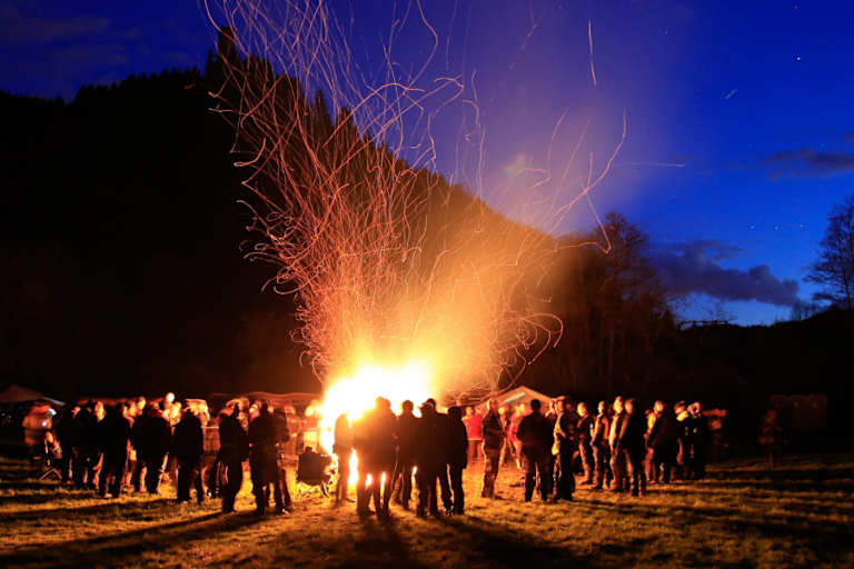 Am Lagerfeuer kann man Reisepläne schmieden und Erfahrungen austauschen
