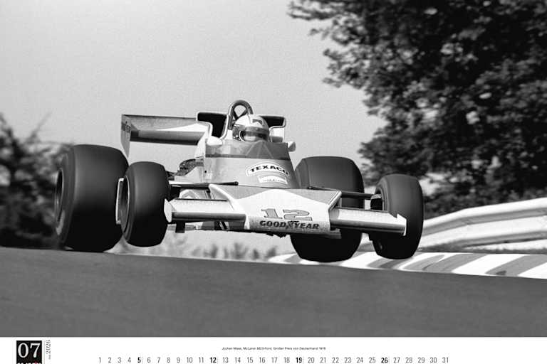 Tiefflieger Jochen Mass mit seinem McLaren M23 auf dem Nürburgring 1976