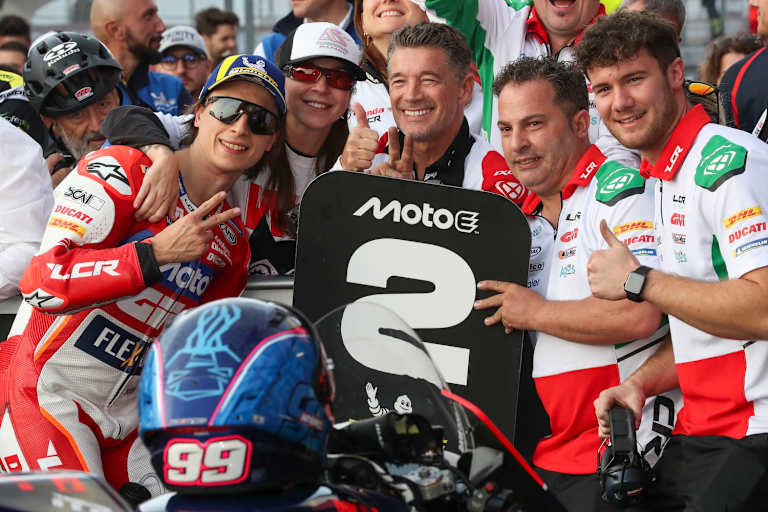 MotoE-Ass Casadei (li.) mit LCR-Boss Cecchninello (mitte)