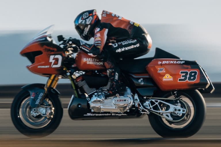 Der ehemalige MotoGP-Pilot Bradley Smith auf der Renn-Harley.