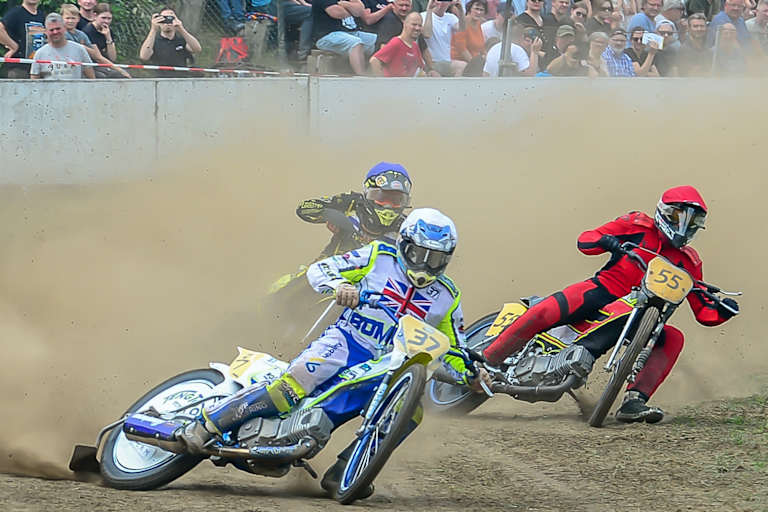 Tom Lamek (55) in Bielefeld hinter Chris Harris (37), links Tero Aarnio