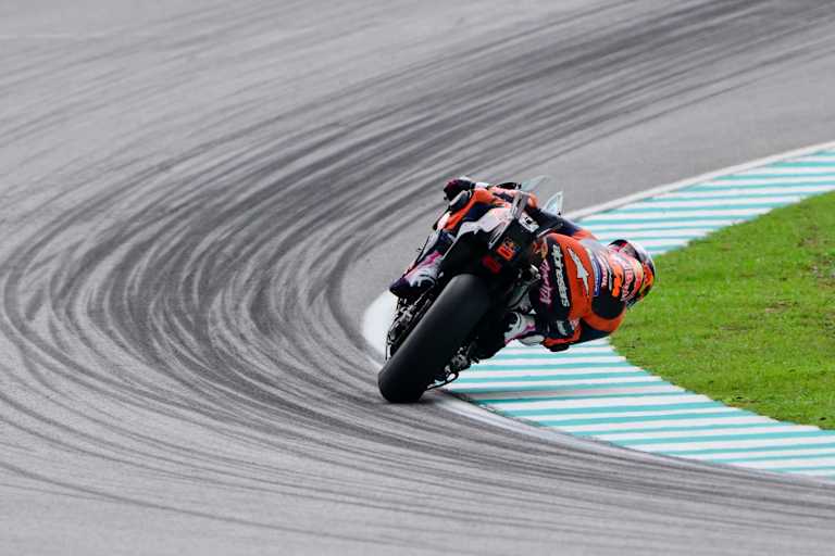 Heizer: KTM-Pilot Enea Bastianini im kontrollierten Drift in Sepang