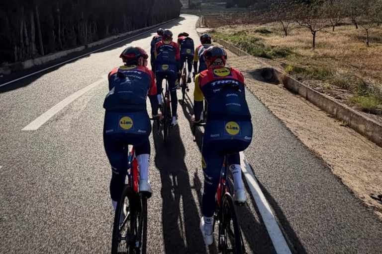 Auf der Straße: Aleix Espargaro strampelt in Südspanien mit Lidl Trek