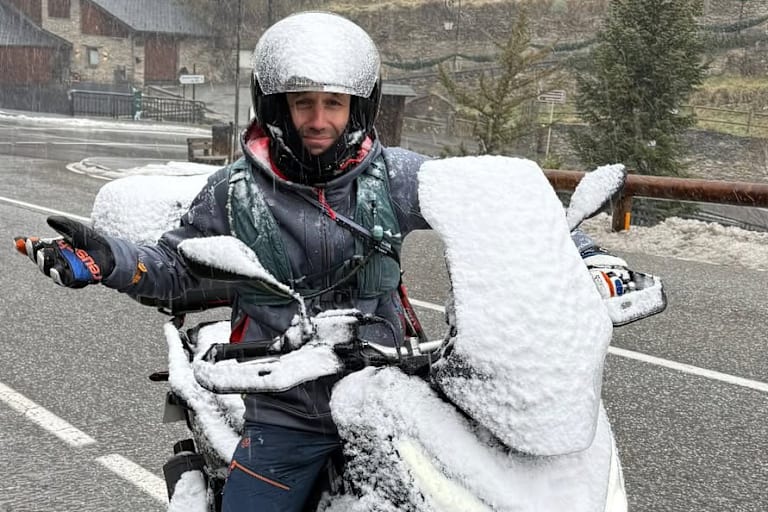 MotoGP-Ass Johann Zarco mit seinem schneebedeckten Honda-Roller
