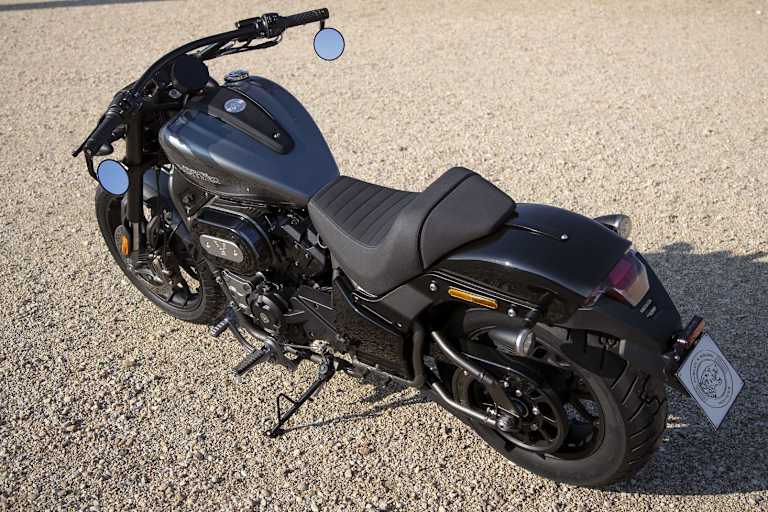 Angedeuteter Starrrahmen mit aufwändig versteckter Hinterrad-Federung